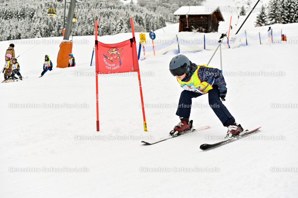 SRF_20.02.2026_0796 | Skirennfotos,Serfaus,Fiss,Ladis,Kinderskirennen,Winter,Tirol,Oberland,skirace,SFL,feelfree,weil wir's genießen,ski,Ski,skifahren,Sonnenplateau, - Realisiert mit Pictrs.com