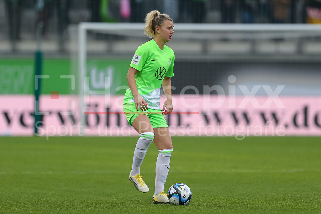 Fussball, Google Pixel Frauen-Bundesliga, VfL Wolfsburg - MSV Duisburg | v.li.: Lena Lattwein (VfL Wolfsburg, 8) am Ball, Freisteller, Einzelbild, Ganzkörper, Aktion, Action, Spielszene, DIE DFB-RICHTLINIEN UNTERSAGEN JEGLICHE NUTZUNG VON FOTOS ALS SEQUENZBILDER UND/ODER VIDEOÄHNLICHE FOTOSTRECKEN. DFB REGULATIONS PROHIBIT ANY USE OF PHOTOGRAPHS AS IMAGE SEQUENCES AND/OR QUASI-VIDEO.