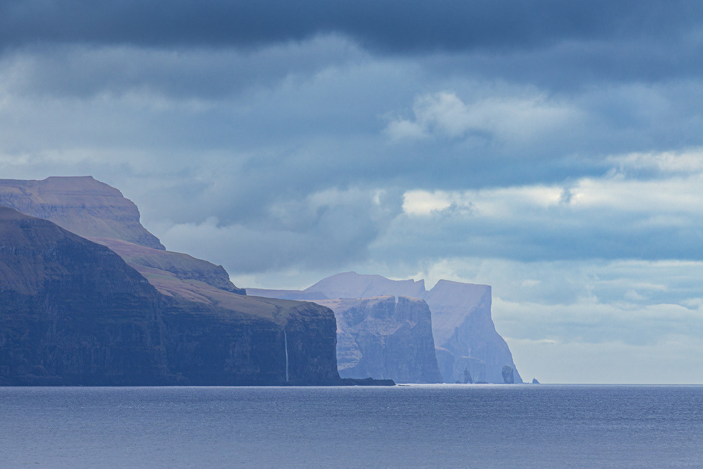 Blick auf die Felsen der Färöer Inseln mit Wolken | Blick auf die Felsen der Färöer Inseln mit Wolken.