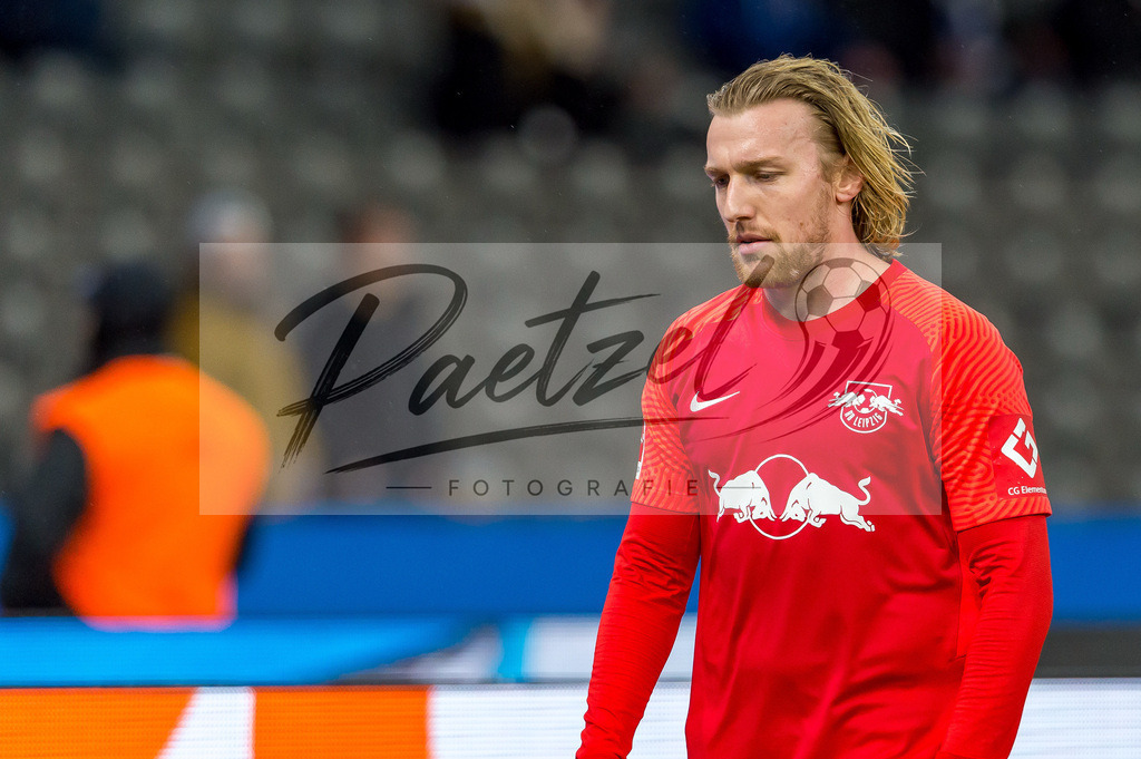 BSCRBL20220220_074 | Fussball, Herren: Emil Forsberg (RB Leipzig) schaut bei dem Spiel der 1. Bundesliga zwischen Hertha BSC und RB Leipzig im Olypiastadion am 20.02.2022 in Berlin, Deutschland.DFB / DFL REGULATIONS PROHIBIT ANY USE OF PHOTOGRAPHS AS IMAGE SEQUENCES AND/OR QUASI-VIDEO. - Realisiert mit Pictrs.com