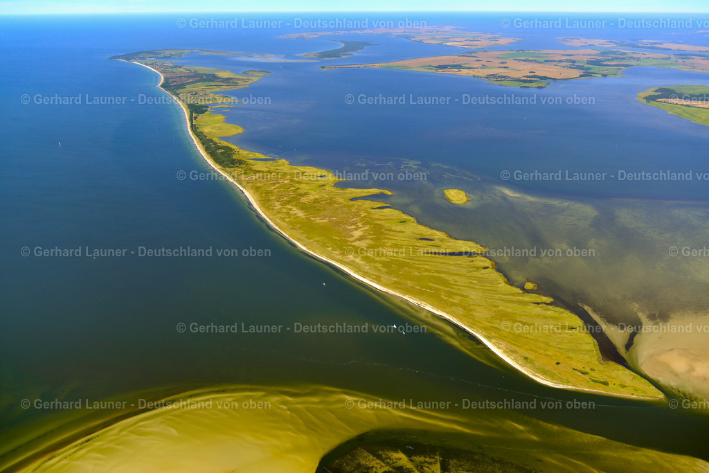 3638042 | Nationalpark Vorpommersche Bodenlandschft, Hiddensee, Gellen Südspitze, KLAUSDORF 25.08.2016 Sandbank- Landfläche durch Strömungen unter der Meeres- Wasseroberfläche der Ostsee an der Straße Boddenweg in Klausdorf im Bundesland Mecklenburg-Vorpommern, Deutschland. // Sandbank- land area by flow under the sea water surface of Baltic Sea on street Boddenweg in Klausdorf in the state Mecklenburg - Western Pomerania, Germany. Foto: Gerhard Launer