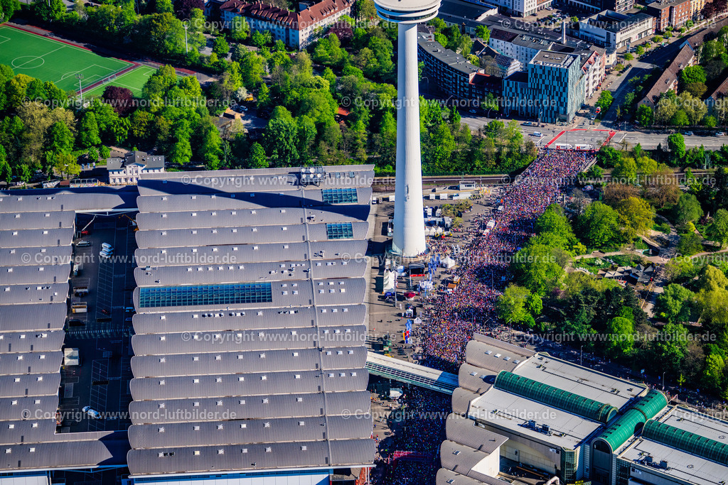 Hamburg_Marathon_Messehallen_Start_ELS_1923270425 | HAMBURG 27.04.2025 Teilnehmer der Sportveranstaltung " Hamburg Marathon " auf dem Veranstaltungsgelände an der Rentzelstraße, Tiergartenstraße im Ortsteil Rotherbaum in Hamburg, Deutschland. Weiterführende Informationen bei: Marathon Hamburg Veranstaltungs GmbH. // Participants of the sporting event " Hamburg Marathon " at the event area on street Rentzelstrasse, Tiergartenstrasse in the district Rotherbaum in Hamburg, Germany. Further information at: Marathon Hamburg Veranstaltungs GmbH. Foto: Martin Elsen