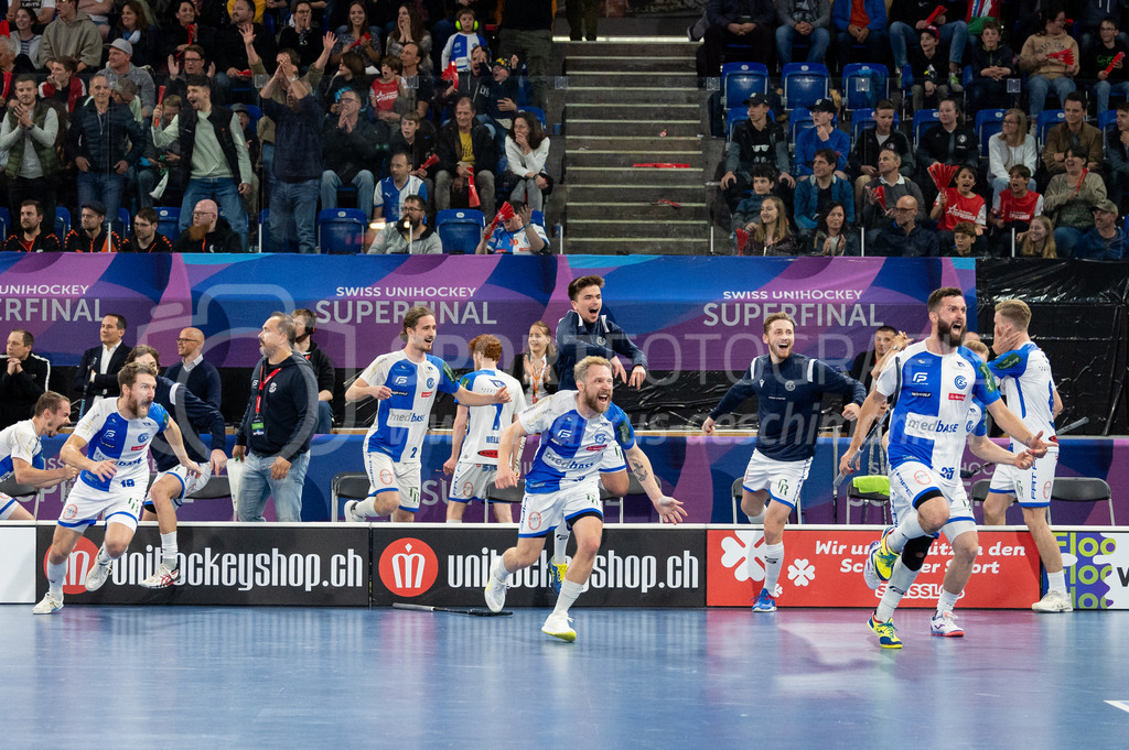 SV Wiler-Ersigen vs GC Unihockey - 23. April 2022 | SV Wiler-Ersigen vs GC Unihockey
Stimo Arena, Kloten
Die Zürcher Spieler stürmen nach der Schlusssirene das Spielfeld.
Bild: Sportfotografie Markus Aeschimann | www.markus-aeschimann.ch - Realisiert mit Pictrs.com