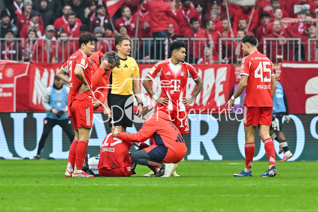 FC Bayern München - Eintracht Frankfurt | MUNICH, GERMANY - 21. FEBRUARY: im Bild der verletzte Alphonso DAVIES (FC Bayern Munich 19) muss ausgewechselt werden während dem Bundesligamatch zwischen dem FC Bayern München und der SG Eintracht Frankfurt am 23. Spieltag in der Allianz Arena / DFL REGULATIONS PROHIBIT ANY USE OF PHOTOGRAPHS AS IMAGE SEQUENCES AND/OR QUASI-VIDEO