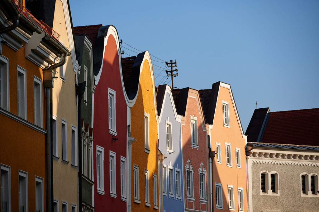 Bunte Hausreihe in Schaerding | Schaerding, Austria - September 24, 2016: Bunte Hausreihe in Schaerding. - Realisiert mit Pictrs.com