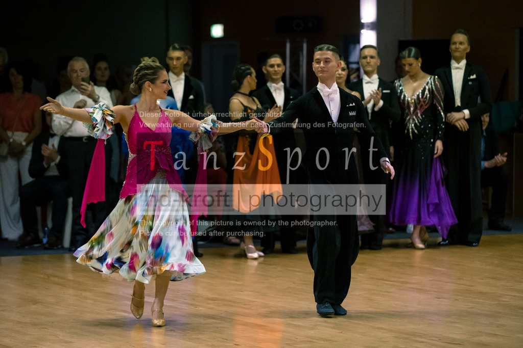 20250906_LM_By_HGR-S-Std_7109 | Tanzsportbilder, Standardtanz, Lateintanz, WDSF, DTV, LTVB, dancecomp, goc, hessen tanzt, blaues band der spree, walzer, tango, wiener walzer, slowfox, quickstepp, samba, rumba, cha-cha-cha, paso doble. jive, hd-kroft photography, turniertanzsport