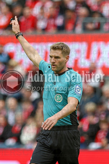 1. FC Köln vs FC Augsburg - 1. Bundesliga  | Köln, Deutschland, 18.10.25:   Schiedsrichter Timo Gerach gestikuliert, Gestik waehrend des Spiels der 1. Bundesliga zwischen  1. FC Köln vs FC Augsburg im RheinEnergieStadion(Foto von Brauer-Fotoagentur / Adrian Schlueter)