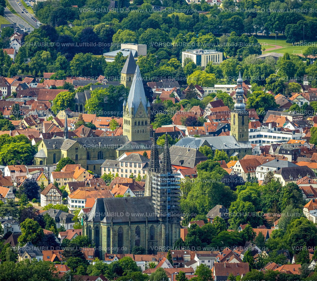 Soest220600239 | Luftbild, Luftbild, Altstadt mit (von vorne) evang. Kirche Sankt Maria zur Wiese (Wiesenkirche), St. Patrokli-Dom, St. Petri Alde Kerke und Sankt Pauli Kirche, Walburger, Soest, Soester Boerde, Nordrhein-Westfalen, Deutschland
