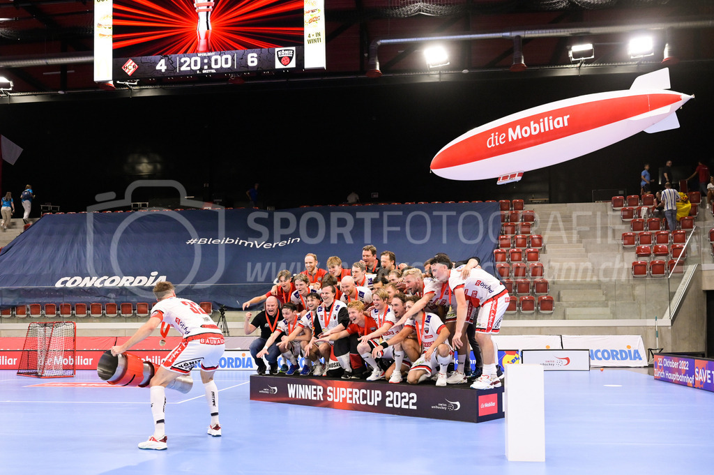 HC Rychenberg vs. Floorball Köniz - 28. August 2022 | HC Rychenberg vs. Floorball Köniz
AXA Arena, Winterthur
Floorball Köniz gewinnt den Supercup!
Bild: Sportfotografie Markus Aeschimann | www.markus-aeschimann.ch - Realisiert mit Pictrs.com