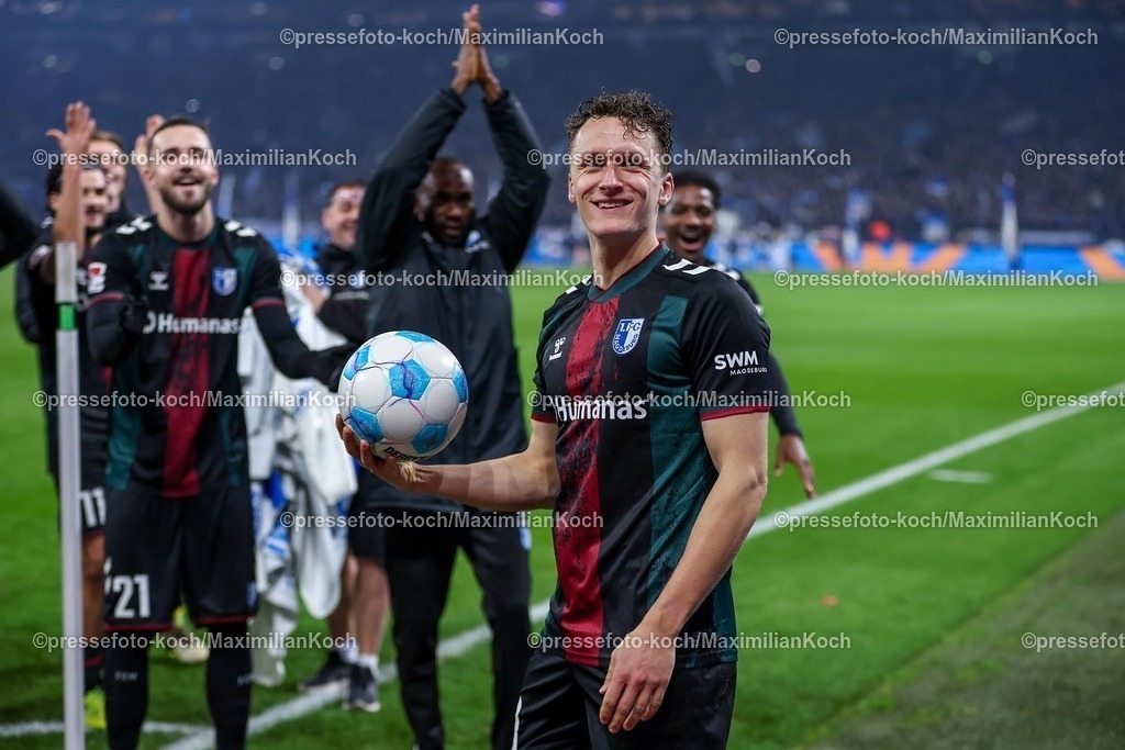 S0401022501110 | 01.02.2025, Fußball, FC Schalke 04 - 1. FC Magdeburg, 2.. Fußball Bundesliga, 20. Spieltag, Veltins-Arena Gelsenkirchen, Saison 2024 2025: Freude und Emotionen nach dem 5:1 Sieg für Magdeburg. Der vierfache Torschütze Martijn Kaars (1.FC Magdeburg #9)  hat sich den Spielball gesichert und steht jubelnd und tanzend mit der Mannschaft vor den feiernden Fans. DFB regulations prohibit any use of photographs as image sequences and or quasi-video.