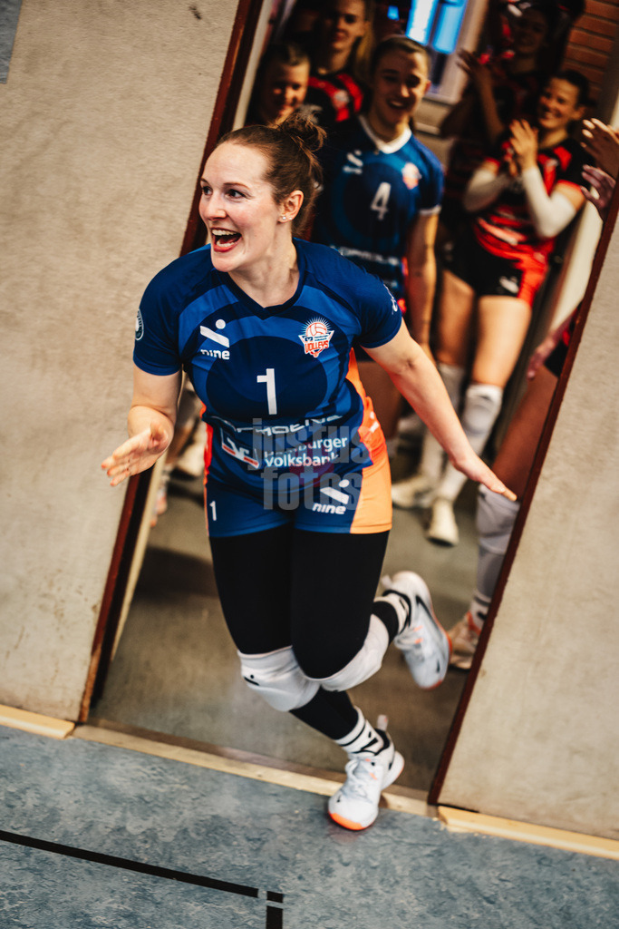 Volleyball | Frauen | Saison 2025/2026 | Volleyball Bundesliga | ETV Hamburger Volksbank Volleys vs. Schwarz-Weiß Erfurt | 15.02.2026 | Jana-Marie Meiser (#1, ETV Hamburger Volksbank Volleys) läufti in die Halle ein