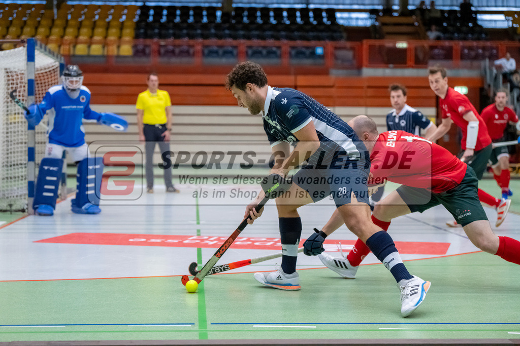 HK_20241207_109605 | 1. Bundesliga Halle Herren Crefelder HTC - Blau Weiss Köln am 7.12.2024 CHTC Glockenspitz Halle , Krefeld , Jonathan Ehling ( CHTC ) , Cedric Nagl ( Blau Weiß Köln #28 )