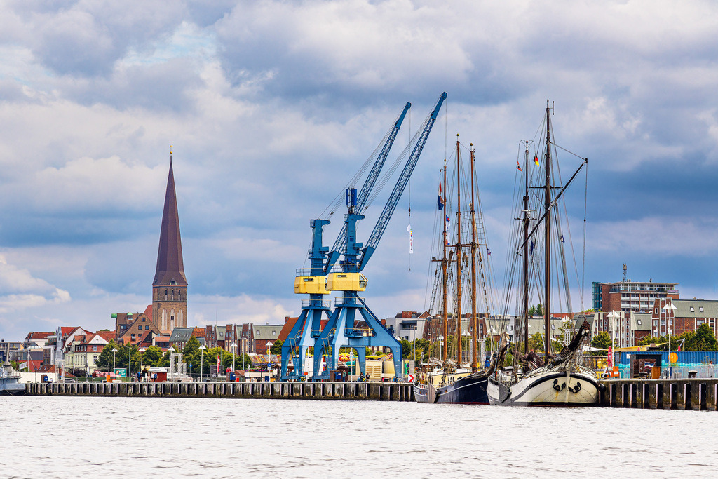 Blick über den Fluss Warnow auf die Hansestadt Rostock | Blick über den Fluss Warnow auf die Hansestadt Rostock.