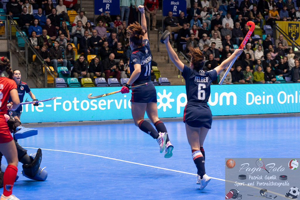 Volvo E.R.B. Final 4 Finale Frauen: Berliner HC - Mannheimer HC, 26.01.2025 | Sonja Zimmermann (Mannheimer HC #11) &amp; Fiona Felber (Mannheimer HC #6) bejuebeln ein Tor nac heiner Ecke, Berliner HC - Mannheimer HC, Frankfurt, Süwag Arena, 26.1.2025 - Realisiert mit Pictrs.com