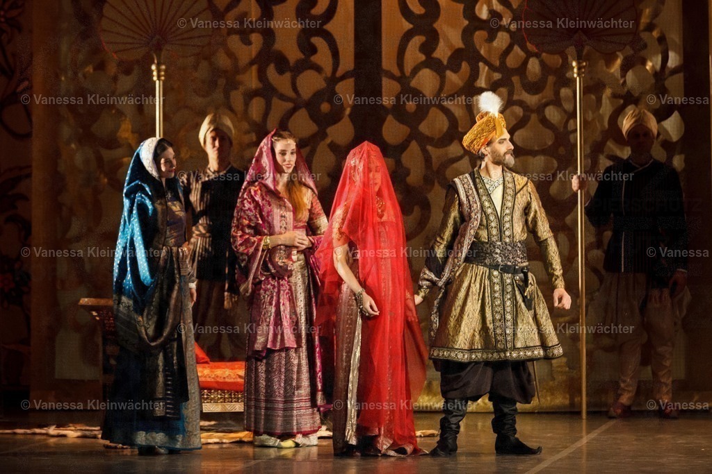  Ballett "La Bayadère" (Fotoprobe) in der Staatsoper unter den Linden | Berlin, 02.11.2018: Fotoprobe des Balletts "La Bayadere" in der Staatsoper Unter Den Linden.  - Realisiert mit Pictrs.com
