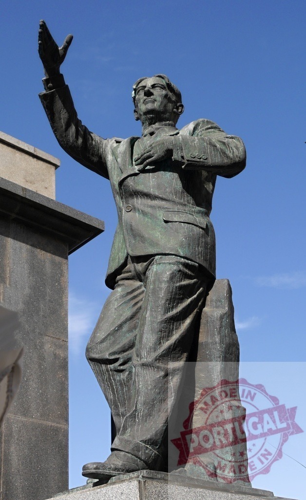 Francesc Macià bronze statue in Plaça de Catalunya | Bronze statue of Francesc Macià commanding attention in Plaça de Catalunya, Barcelona - Realized with Pictrs.com