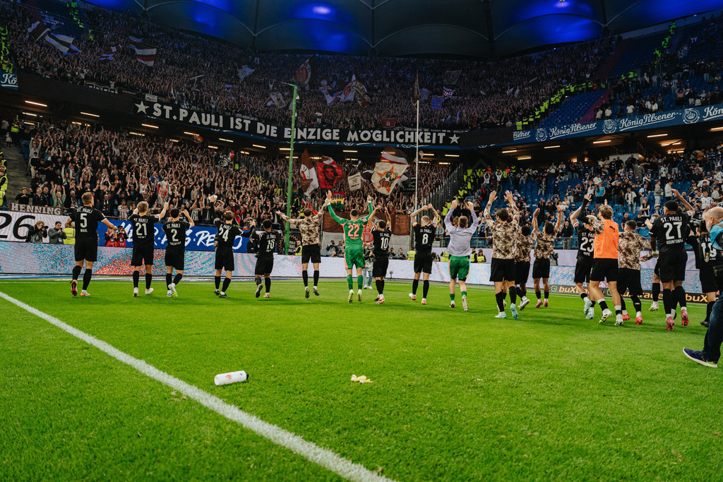 FCS04439 | Der offizielle Shop für FC St. Pauli Fotos. Wähle aus Spielszenen & Fanmomenten dein FCSP Wunschformat. Wir liefern Millerntor-Atmosphäre.