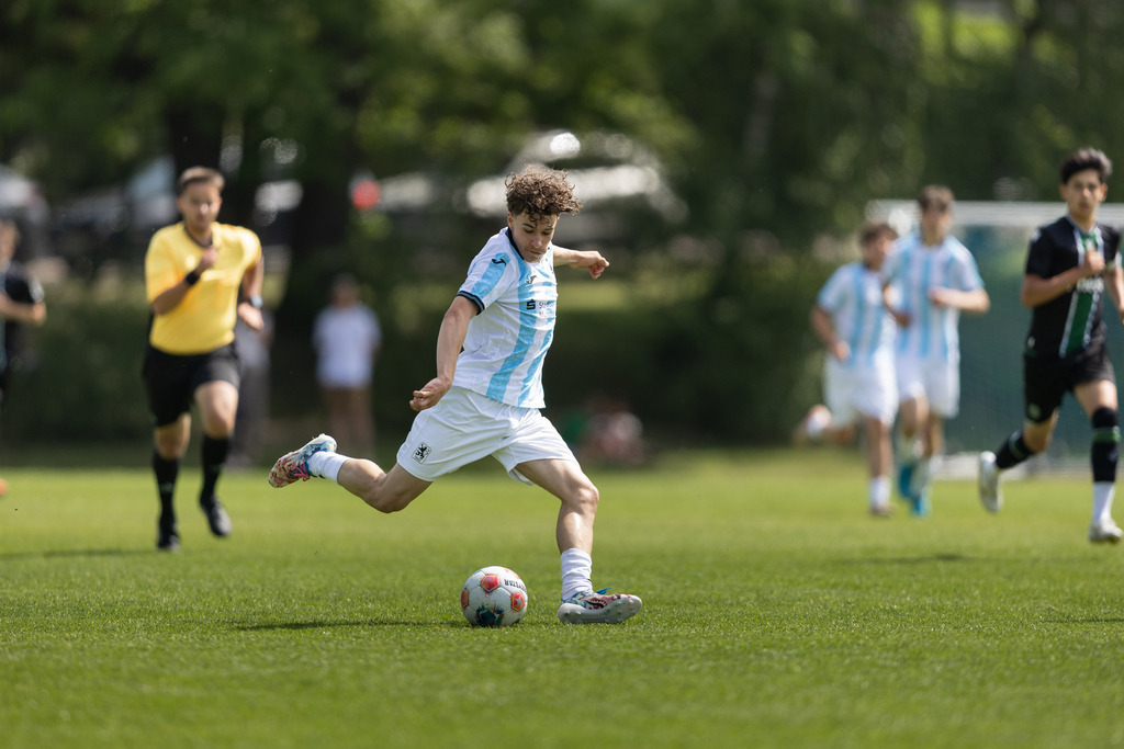 Fußball I Männer I 40. Pfingscup Hollage I 13057 | realhellocedii - Realisiert mit Pictrs.com