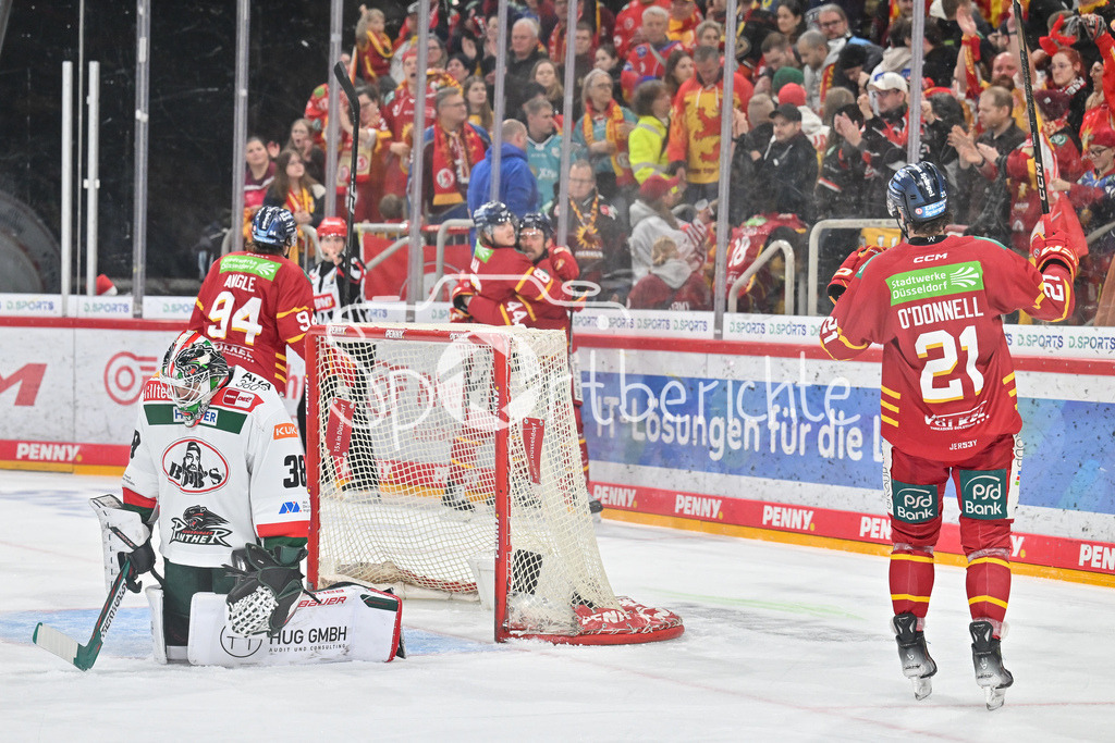 Düsseldorfer EG - Augsburger Panther | Jubel der Duesseldofer nach dem Treffer zum 2-1 durch Jacob PIVONKA (Duesseldorfer EG 44) / freude / happy / tor / Torschuezte / DEL: Duesseldorfer EG - Augsburger Panther, PSD Bank Dome am 22.12.2024