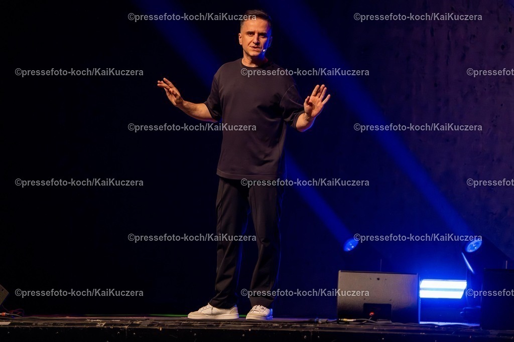 xKKU10052501015 | 10.05.2025, xkkux, Düsseldorf, Entertainment, Özcan Corsa performt bei seinem Comedy Auftritt JACKPOT 2025 in der Mitsubishi Electric HALLE. 