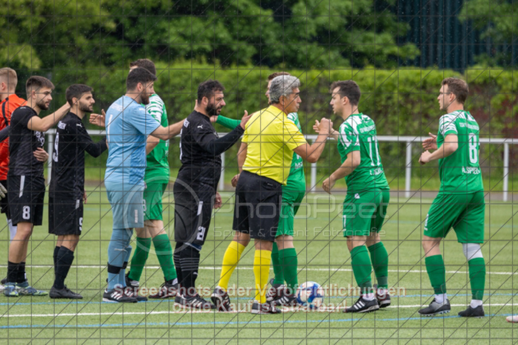 20250504_150244_0047 | #,SSV Göppingen (schwarz) vs. TSV Wäschenbeuren (grün), Fussball, Kreisliga A3 - Bezirk Neckar/Fils, 25. Spieltag, Saison 2024/2025, Kunstrasensportplatz Nord, Hohenstaufenstr. 123, 73033 Göppingen, 04.05.2025 - 15:00 Uhr,Foto: PhotoPeet-Sportfotografie/Peter Harich