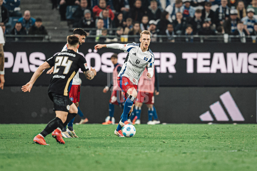 Fußball | Männer | Saison 2024/2025 | 2. Fußball-Bundesliga | 27. Spieltag | Hamburger SV vs. SV 07 Elversberg | 28.03.2025 | Sebastian Schonlau (#4, HSV) am Ball