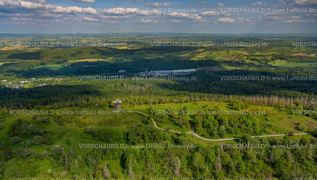 Horn-BadMeinberg240506036Eggeturm | Luftbild, Eggeturm Aussichtsturm auf der Lippischen Velmerstot Kuppe, Baustelle für Renovierung, hinten Kronospan GmbH Möbelhersteller und der Ort Sandebeck, Fernsicht mit Himmel und WOlken, Teutoburger Wald, Veldrom, Horn-Bad Meinberg, Ostwestfalen, Nordrhein-Westfalen, Deutschland