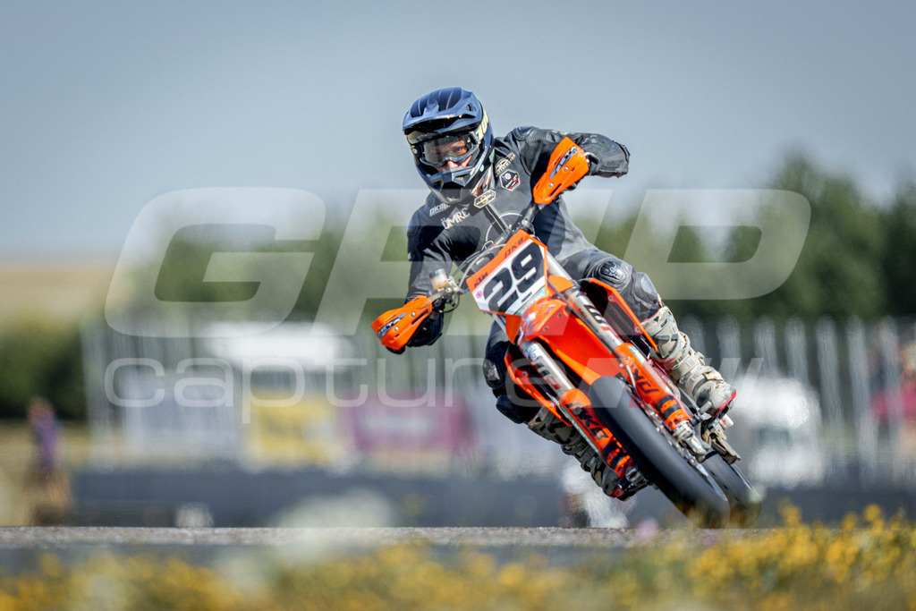 SuperMoto_Staatsmeisterschaft_Fuglau-1008 | GRIPcapture steht für authentische Sportfotografie in Österreich – für Momente, die mehr sind als Geschwindigkeit oder Ergebnis. Es geht um Emotion, Spannung, Fokus und den Augenblick, der oft nur einen Wimpernschlag dauert.Ob Motorsport, Teamsport oder 