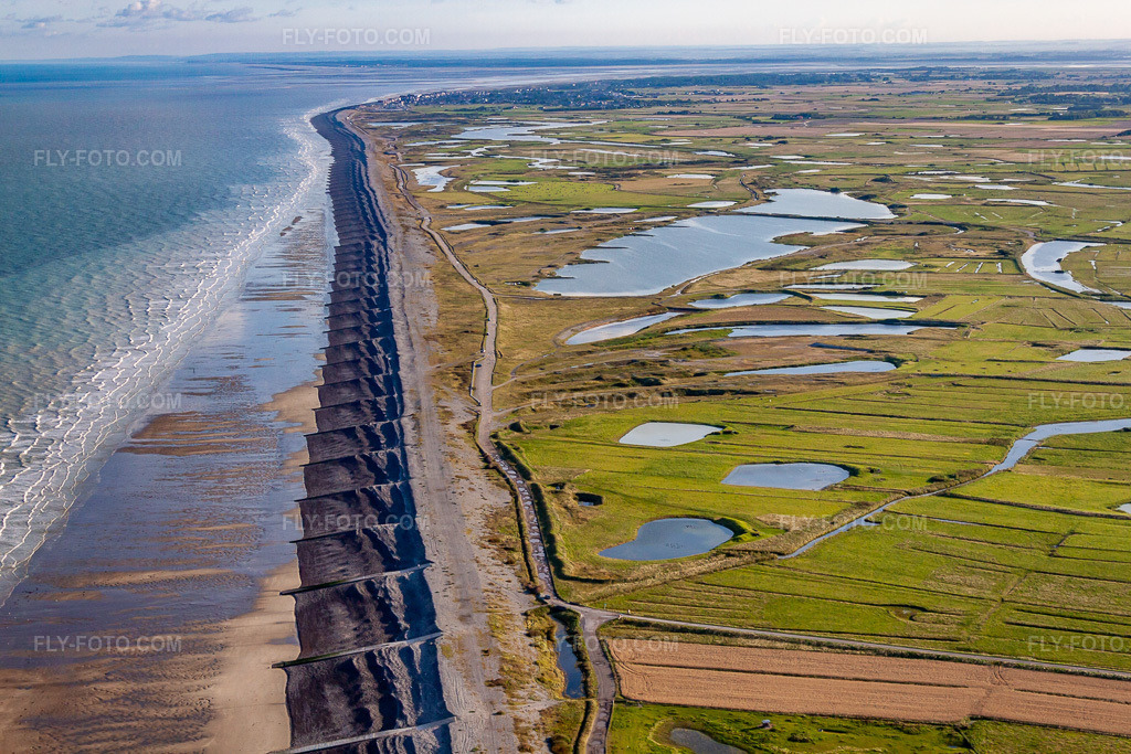 Aerial view: Channel coast in Woignarue in the state Somme, France. – Photo: IMG_70869.jpg taken on 08/24/2014 by Werner Riehm/FLY-FOTO.com – Resolution of the original: 4752 x 3168 px