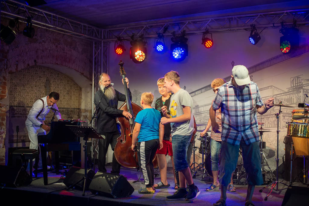 Summ Summ Salsa | Kinderkonzert Summ Summ Salsa mit Klazz Brothers & Cuba Percussion im Forte Belvedere Leisnig zum Festival Hallo Leisnig 2022. - Realisiert mit Pictrs.com