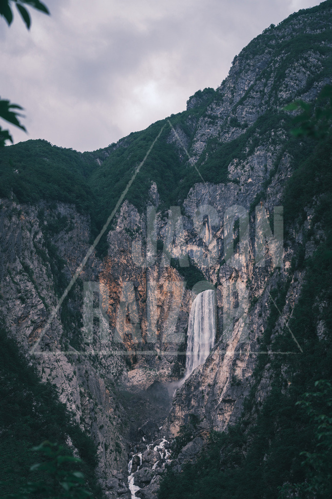 Wasserfall aus dem Berg | Boka Wasserfall - Realisiert mit Pictrs.com
