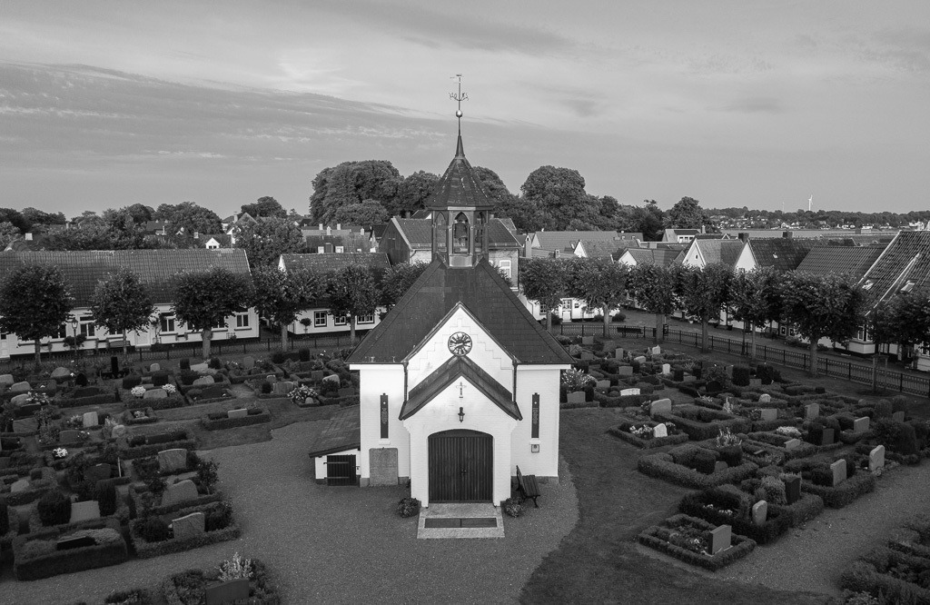 fischer-2020-441 | Blick auf die Fischersiedlung Holm in Schleswig mit Friedhof und Kapelle im Zentrum - Realisiert mit Pictrs.com