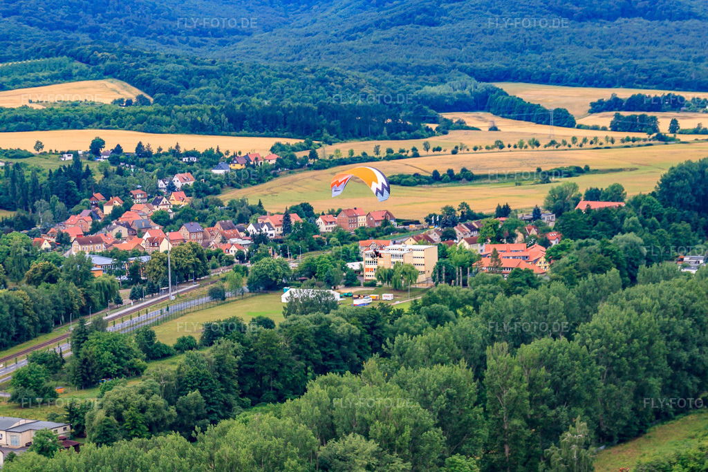 Luftbild: Paragleiter über dem Bodestadion im Ortsteil Neinstedt in Thale im Bundesland Sachsen-Anhalt in Deutschland. Foto: IMG_41975.jpg vom 26.06.2011 durch Werner Riehm/FLY-FOTO.deAuflösung des Originals: 4368 x 2912 px