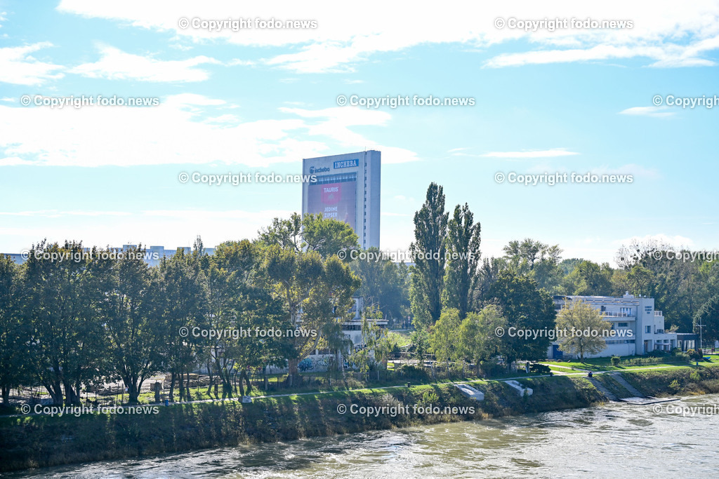 Slowakei_ Bratislavsky kraj_ Bratislava_ 08.10.2024-97 | 08.10.2024, Slowakei, SVK, Bratislavsky kraj, Bratislava, im Bild Bratislava, Stadtansichten, Gebauede, Sehenswurdigkeiten, Tourismus, Touristen, Cafe, Denkmal, Strasse, Donau, Bruecke, Schiff, Burg, Hrad, Ufo, Restaurant, Souvenier, Menschen, Bahnhof, Zug, Hauptstadt