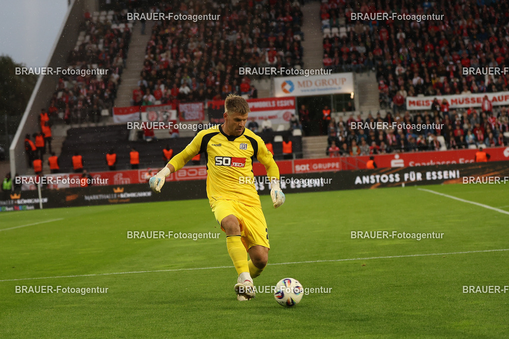 Rot-Weiss Essen - VFL Osnabrück | Essen, Deutschland, 17.09.2025 Niklas Sauter (VFL Osnabrück) Einzelaktionwährend des 3.Liga Spiels zwischen  Rot-Weiss Essen und VFL Osnabrück am 17.09.2025 im Stadion an der Hafenstraße in Essen. (Foto von Timo Bluhmki-Schmidt/Brauer Fotoagentur