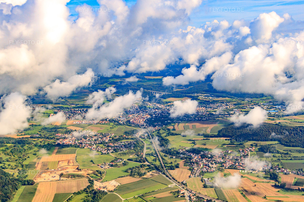Luftbild: Ortsansicht von Süden unter Wolken in Engen im Bundesland Baden-Württemberg in Deutschland. Foto: IMG_71398.jpg vom 30.08.2014 durch Werner Riehm/FLY-FOTO.deAuflösung des Originals: 4752 x 3168 px