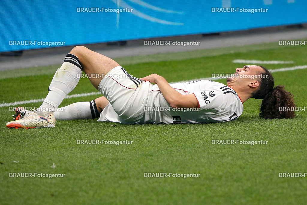 Bayer 04 Leverkusen vs Eintracht Frankfurt - Bundesliga  | Leverkusen, Deutschland, 12.09.25:   Arthur Theate (Eintracht Frankfurt) liegt verletzt am Boden waehrend des Spiels der Bundesliga zwischen  Bayer 04 Leverkusen vs Eintracht Frankfurt in der BayArena(Foto von Brauer-Fotoagentur / Adrian Schlueter)