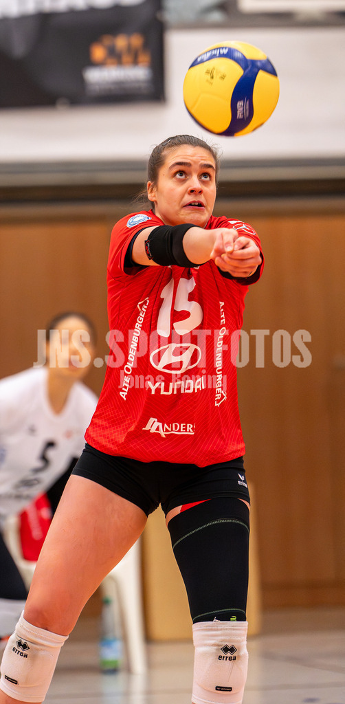 Volleyball I Frauen I Saison 2025-2026 I 2 Bundesliga Pro I 17. Spieltag VFL Oythe - VC Stralsund I 1775 | Mia Mercedes Kettner (15,VFL Oythe) - Realisiert mit Pictrs.com