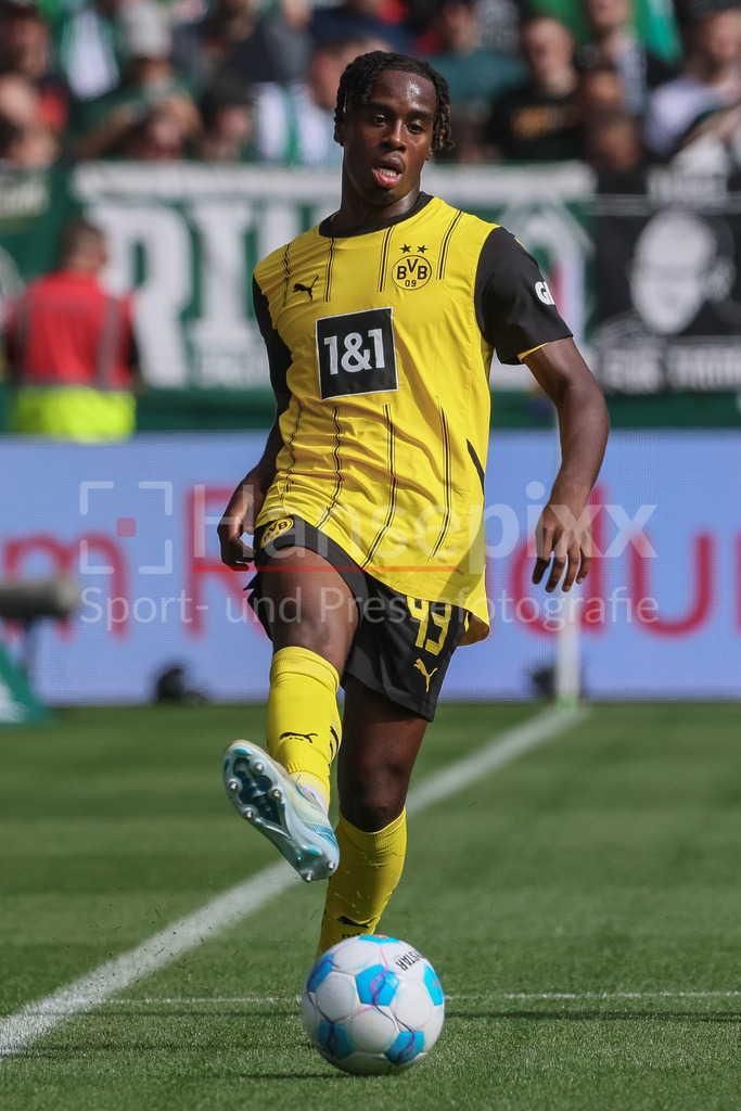 Fussball, Bundesliga, SV Werder Bremen - Borussia Dortmund | v.li.: Jamie Bynoe-Gittens (Borussia Dortmund, BVB, 43) am Ball, Freisteller, Einzelbild, Ganzkörper, Aktion, Action, Spielszene, DIE DFL-RICHTLINIEN UNTERSAGEN JEGLICHE NUTZUNG VON FOTOS ALS SEQUENZBILDER UND/ODER VIDEOÄHNLICHE FOTOSTRECKEN. DFL REGULATIONS PROHIBIT ANY USE OF PHOTOGRAPHS AS IMAGE SEQUENCES AND/OR QUASI-VIDEO.