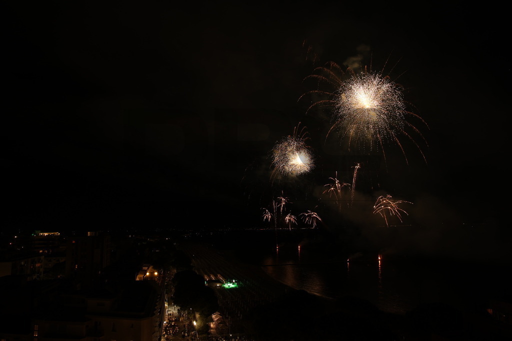 Ferragosto Fireworks in Grado, Italy | GRADO, ITALY, 15.AUG.26 - FIREWORKS - Ferragosto fireworks over the Adriatic Sea in Grado, Italy. Colorful fireworks light up the night sky above the beach, coastline and waterfront during the traditional summer celebration. - Realisiert mit Pictrs.com