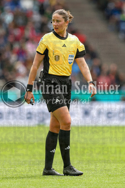 14.05.2026, GER, Fussball, Frauen, DFB-Pokal, Finale, Saison 2025/2026, VfL Wolfsburg - FC Bayern München | Schiedsrichterin Franziska Wildfeuer schaut