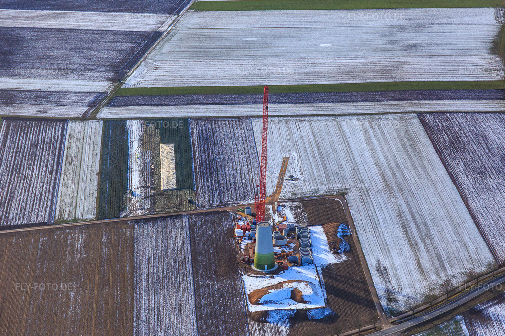 Luftbild: Mastmontage bei einem Windrad des Hatzenbühler Windparks im Winter bei Schnee in Hatzenbühl im Bundesland Rheinland-Pfalz in Deutschland. Foto: IMG_096279.jpg vom 15.01.2017 durch Werner Riehm/FLY-FOTO.de