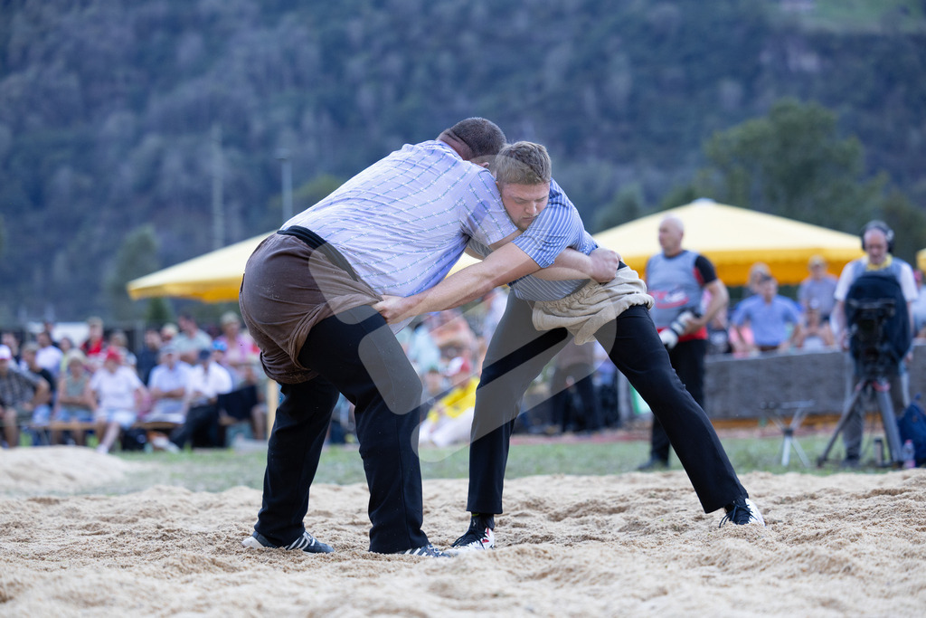 TESSINER2025_06_Gang_1768 | Die Schwinger des Schwyzer Kantonalen Schwingerverbandes: Fotos, die Dynamik und Leidenschaft festhalten, sowie emotionale Momente aus dem traditionellen Schwingsport zeigen. - Realisiert mit Pictrs.com