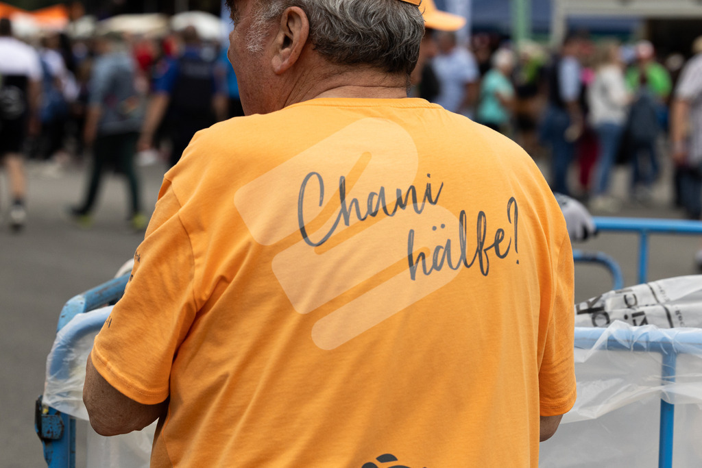 ESAF2025_Freitag_4141 | Die Schwinger des Schwyzer Kantonalen Schwingerverbandes: Fotos, die Dynamik und Leidenschaft festhalten, sowie emotionale Momente aus dem traditionellen Schwingsport zeigen. - Realisiert mit Pictrs.com