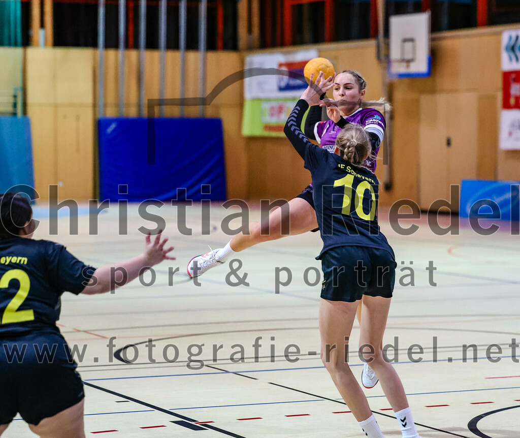 2023-12-17_038_SpVgg_Altenerding_II_gegen_HF_Scheyern | Erding, Deutschland, 17.12.2023:
Handball, Bezirksliga Frauen Altbayern 2023 / 2024, 9. Spieltag, SpVgg Altenerding II gegen HF Scheyern, Endergebnis: 22:26

Lena Prem (SpVgg Altenerding, #6), Alena Seubert (HF Scheyern, #10)

Foto: Christian Riedel / fotografie-riedel.net