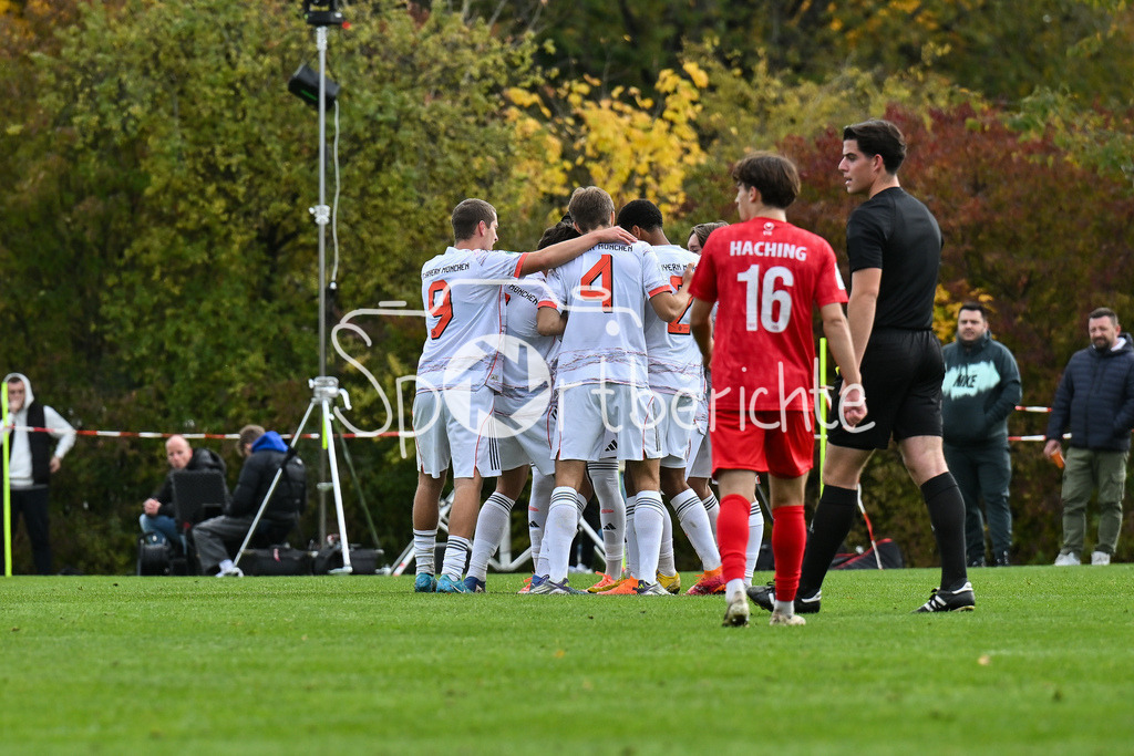 SpVgg Unterhaching U19 - FC Bayern München U19 | Jubel der Gäste nach dem Treffer zum 0-1 durch Maycon Douglas NORMANHA CAROZO (FC Bayern München U19 11) / Tor / Torschuetze / Freude / Happy / U19 DFB Nachwuchsliga: SpVgg Unterhaching - FC Bayern München; Sportschule Oberhaching am 18.10.2025