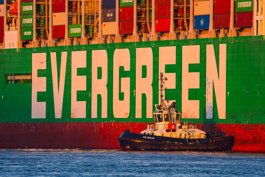 EVERGREEN im Sonnenuntergang | volle Breitseite. EVERGREEN Schriftzug im Sonnenuntergang mit Schlepper - Realisiert mit Pictrs.com