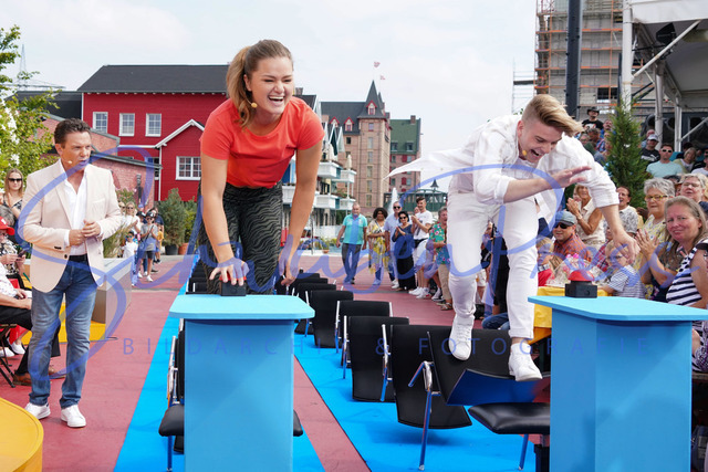 7HO03291 | Stefan Mross, Caroline Brunner, Vincent Gross - Immer wieder sonntags, Folge 11
Stimmung und Emotionen bei der vorletzten Sendung, vor etwa 2500 Besuchrn. 
Deutschland, Rust, Europapark, 28.08.2022