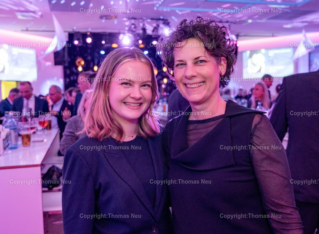 DSC_0647 | Im Parktheater Bensheim fand am 28. März 2026 die Verleihung des Eysoldt-Rings 2025 statt – eine der bedeutendsten Auszeichnungen für Schauspielkunst im deutschsprachigen Raum. Der Preis ging an Thomas Schmauser, der für seine herausragende darstellerische Leistung geehrt wurde.Im Rahmen der Veranstaltung wurde außerdem der Kurt-Hübner-Regiepreis an Fritzi Wartenberg verliehen, die für ihre besondere künstlerische Handschrift und Regiearbeit ausgezeichnet wurde.,Anschließend wurde im Bensheimer Bürgerhaus gefeiert, Hier Katrin Tönshoff-Wilkes mit Tochter Franziska, Bild: Thomas Neu