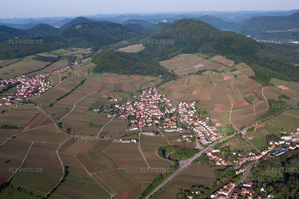 Luftbild: Ortsansicht in Birkweiler im Bundesland Rheinland-Pfalz in Deutschland. Foto: IMG_64739.jpg vom 04.05.2014 durch Werner Riehm/FLY-FOTO.de